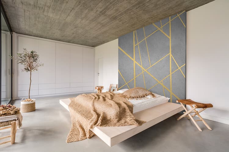 Perete cu efect Beton Decorativ și rosturi aurii într-un living modern
