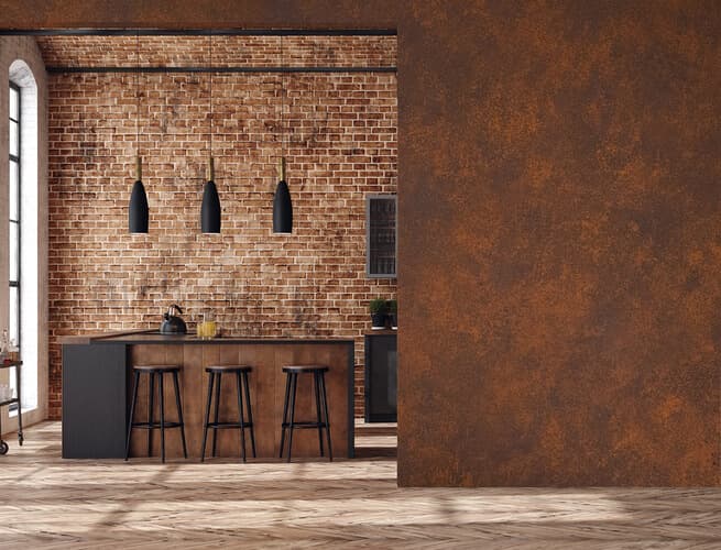 Perete cu efect de rugină industrială într-un interior contemporan
